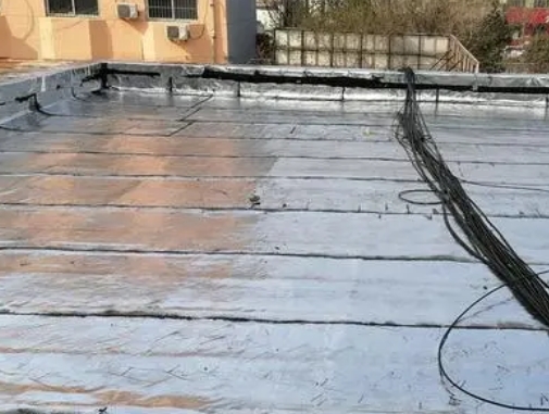 蓟州卫生间漏水维修公司分享下蓟州屋面楼顶防水刚性防水层施工要点。